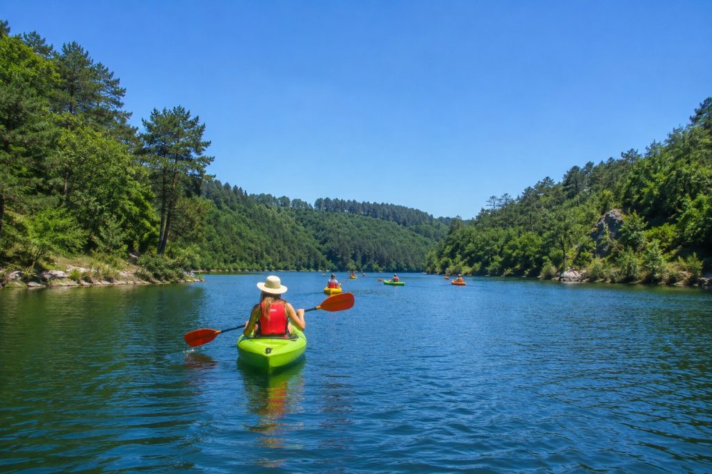 Promenade en canoë et en kayak sur le lac d'Éguzon dans un environnement naturel préservé de la Creuse