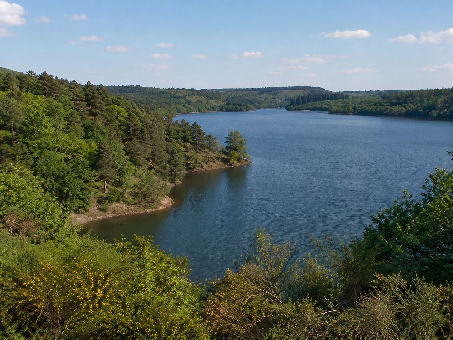 Paysage naturel du lac d'Éguzon dans la Creuse