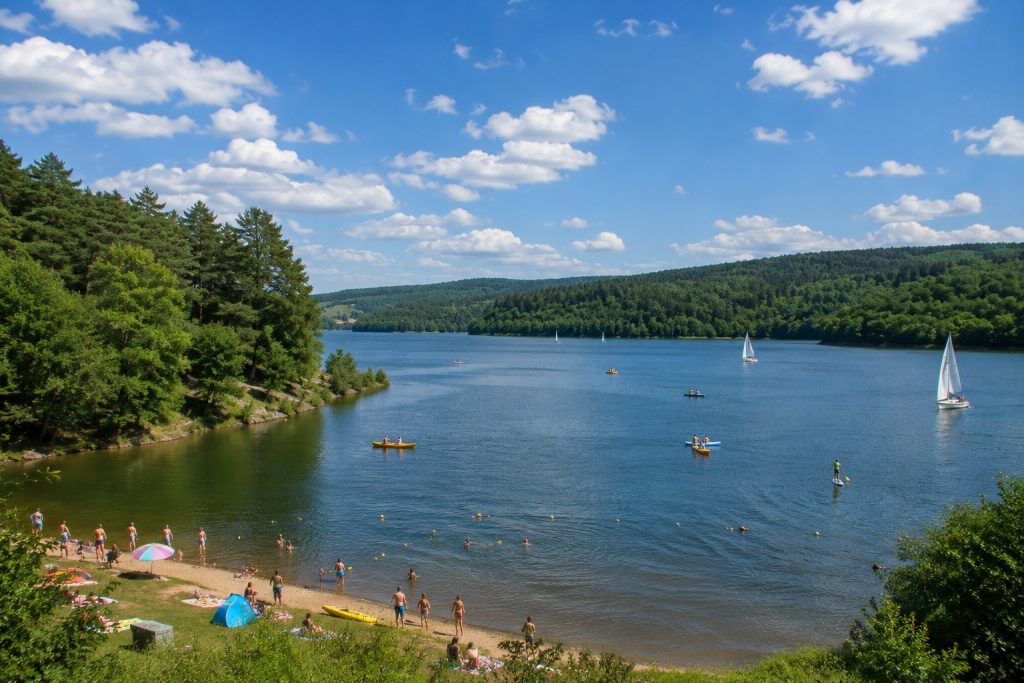 Familles, couples et sportifs profitant des activités nautiques sur le lac d'Éguzon dans la Creuse